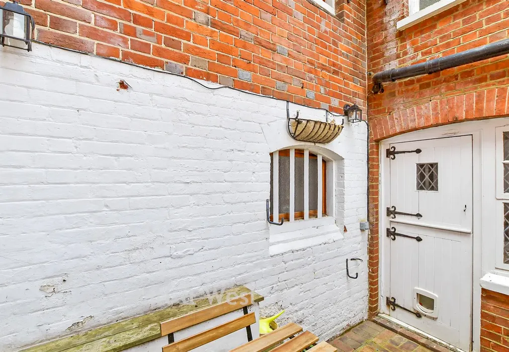 Rear Garden - Church Street, Dorking, Surrey - Wards of Kent