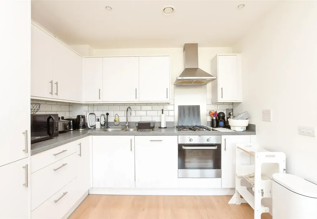 Kitchen - Nailsworth Crescent, Merstham, Surrey - Wards of Kent