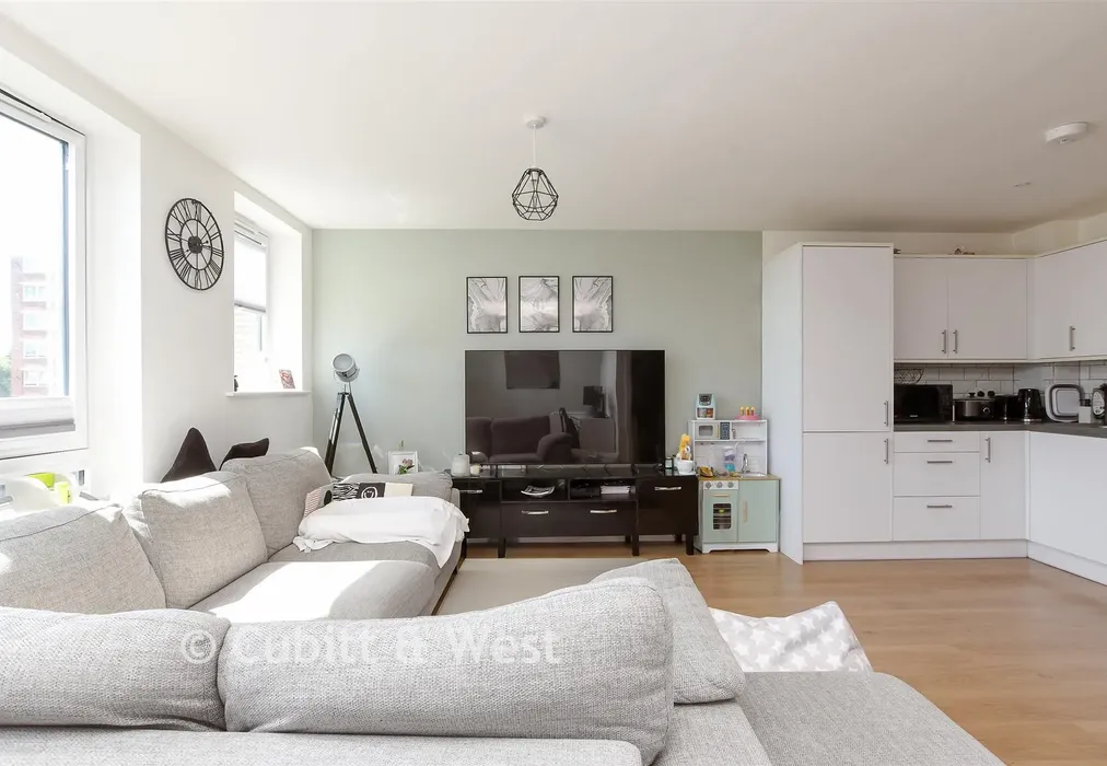 Lounge - Nailsworth Crescent, Merstham, Surrey - Wards of Kent