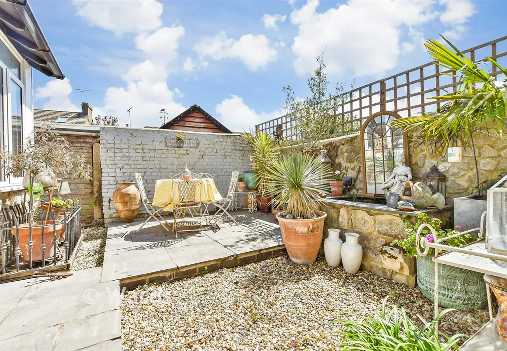Side Garden - Buttway Lane, Cliffe, Rochester, Kent - Wards of Kent