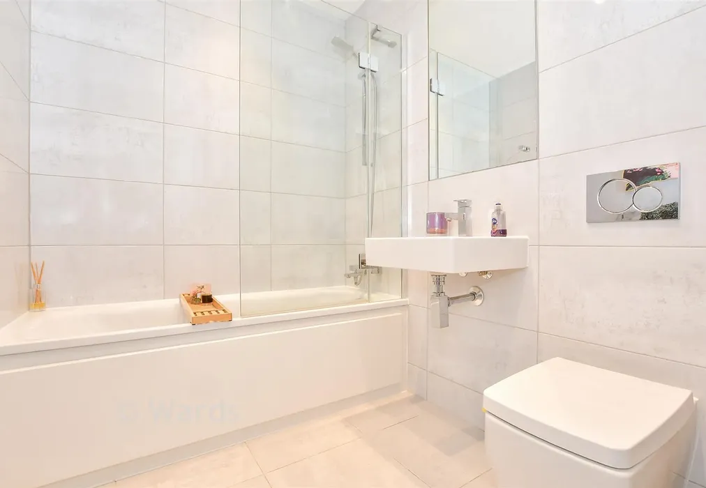 Bathroom - Walters Close, Snodland, Kent - Wards of Kent