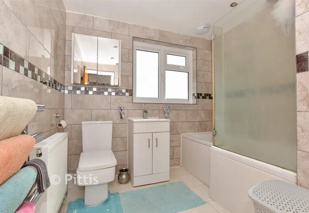 Bathroom - Pitt Street, Ryde, Isle of Wight - Wards of Kent