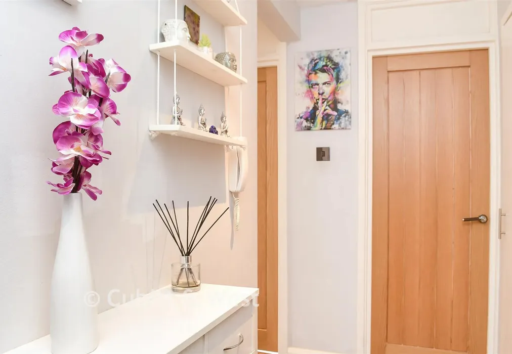 Hallway - Twickenham Close, Croydon, Surrey - Wards of Kent