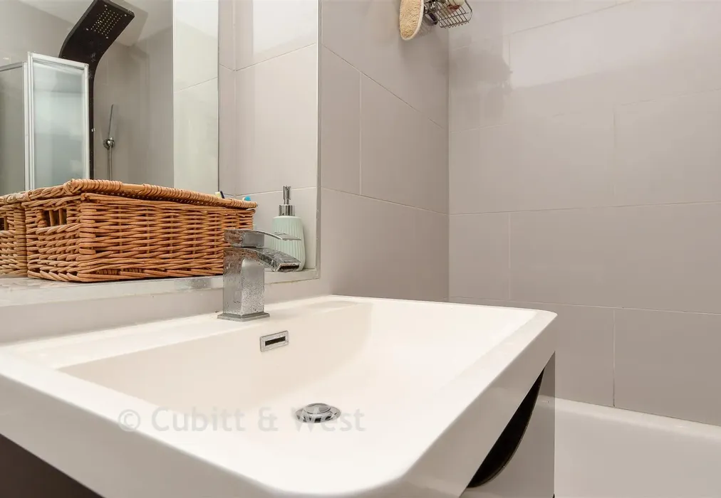 Bathroom - Twickenham Close, Croydon, Surrey - Wards of Kent