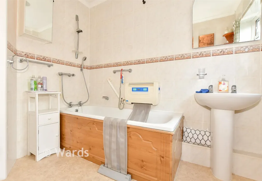Bathroom - St. Andrew's Road, Littlestone, New Romney, Kent - Wards of Kent