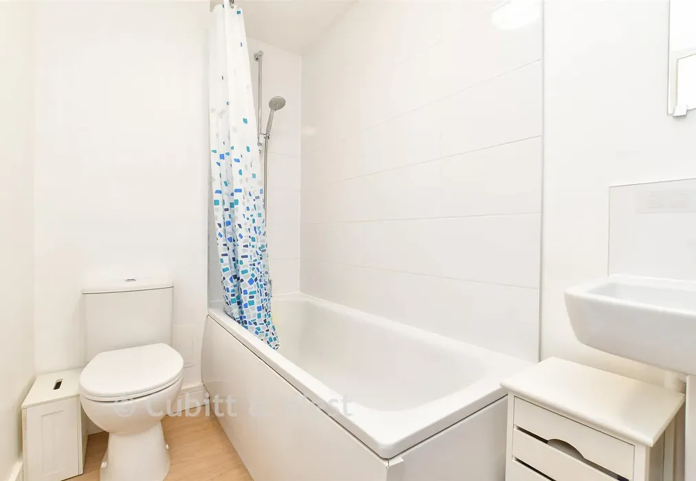 Bathroom - New Road, Mitcham Junction, Surrey - Wards of Kent