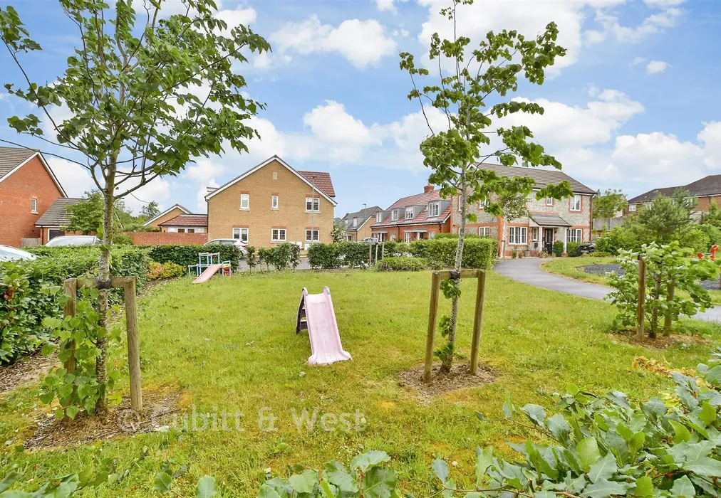 Communal Gardens - Corden Place, Codmore Hill, Pulborough, West Sussex - Wards of Kent