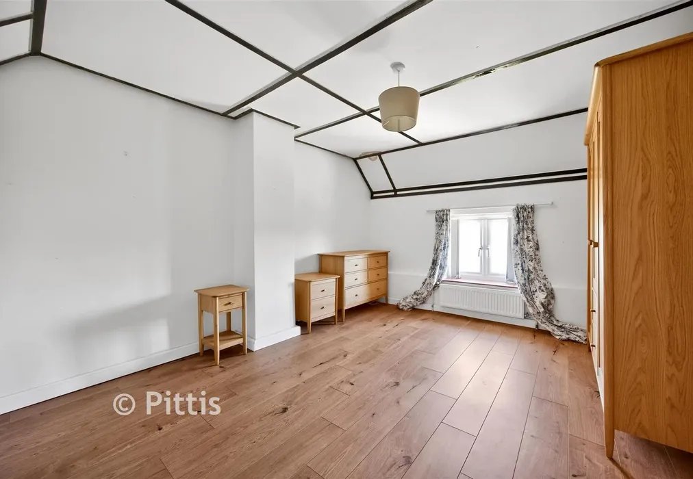 Bedroom 1 - Victoria Road, Freshwater, Isle of Wight - Wards of Kent