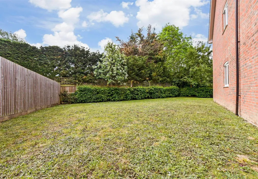 Communal Gardens - Fuggles Close, Headcorn, Kent - Wards of Kent