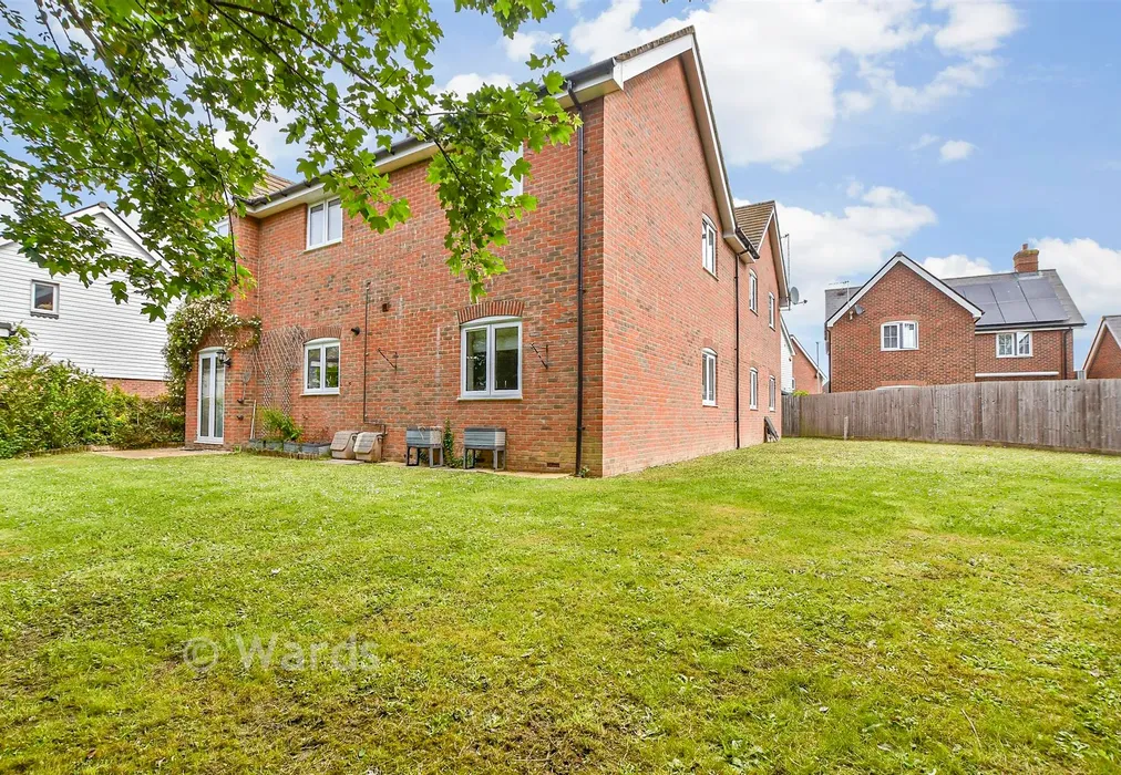 Communal Gardens - Fuggles Close, Headcorn, Kent - Wards of Kent