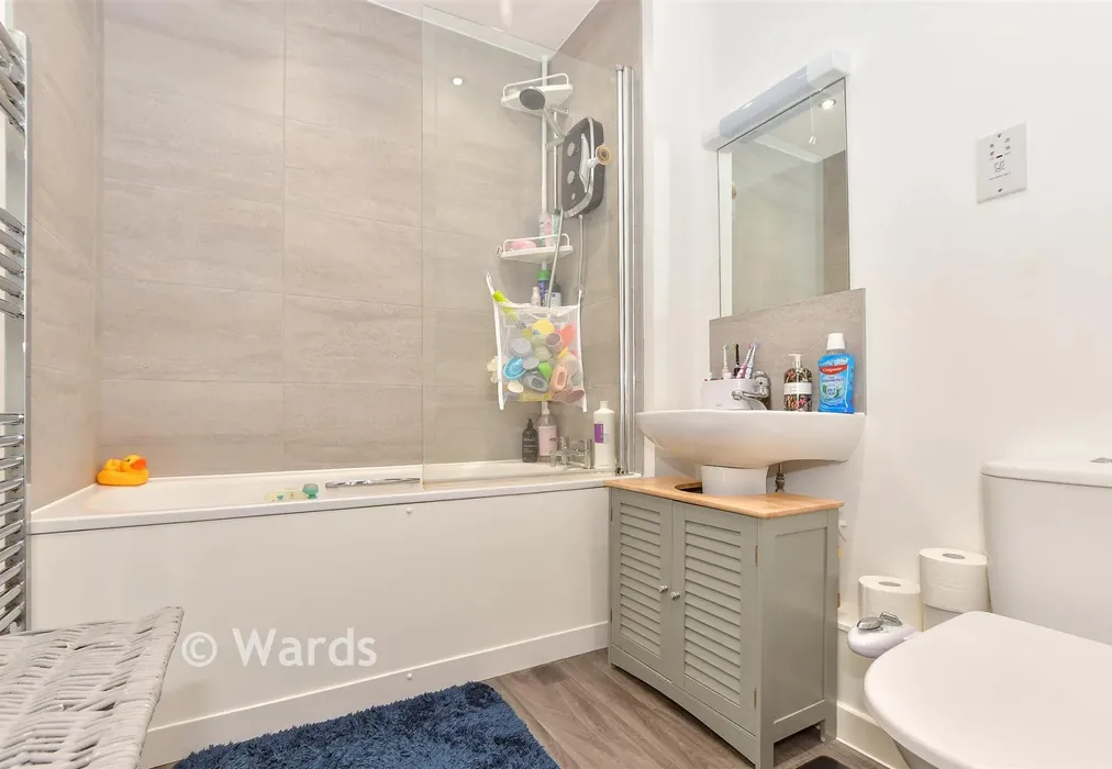 Bathroom - Fuggles Close, Headcorn, Kent - Wards of Kent
