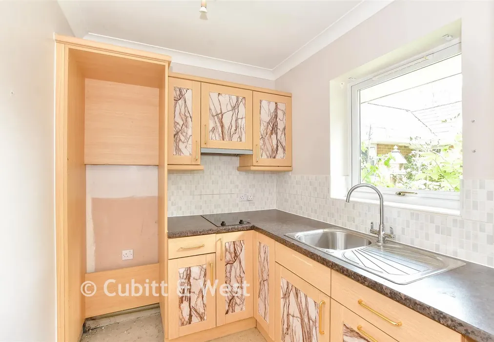 Kitchen - Fontwell Avenue, Chichester, West Sussex - Wards of Kent