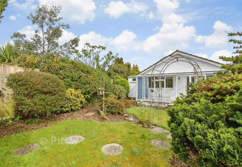 Rear Garden - Rowan Tree Drive, Seaview, Isle of Wight - Wards of Kent