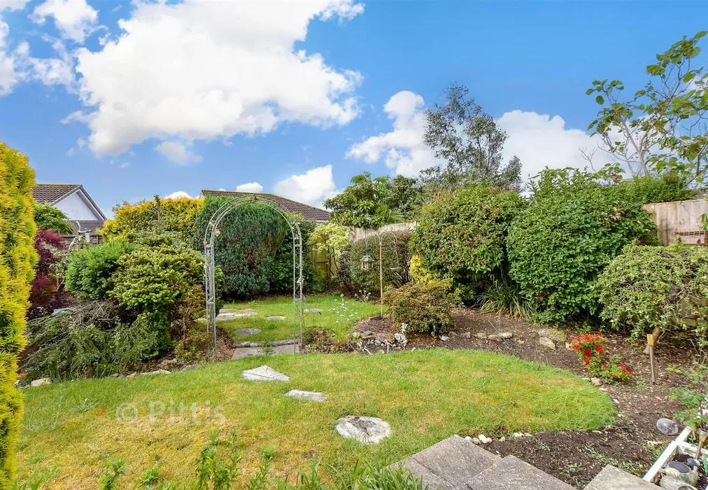Rear Garden - Rowan Tree Drive, Seaview, Isle of Wight - Wards of Kent