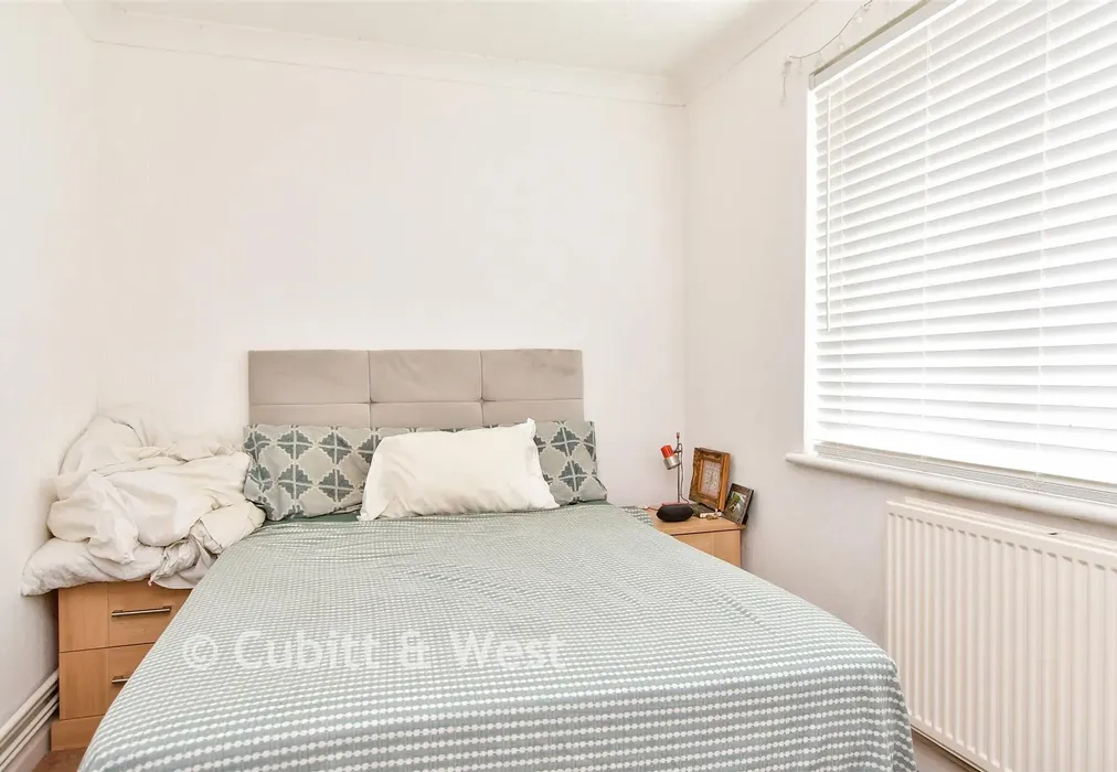 Annexe (Bedroom 5) - Wallace Avenue, Worthing, West Sussex - Wards of Kent