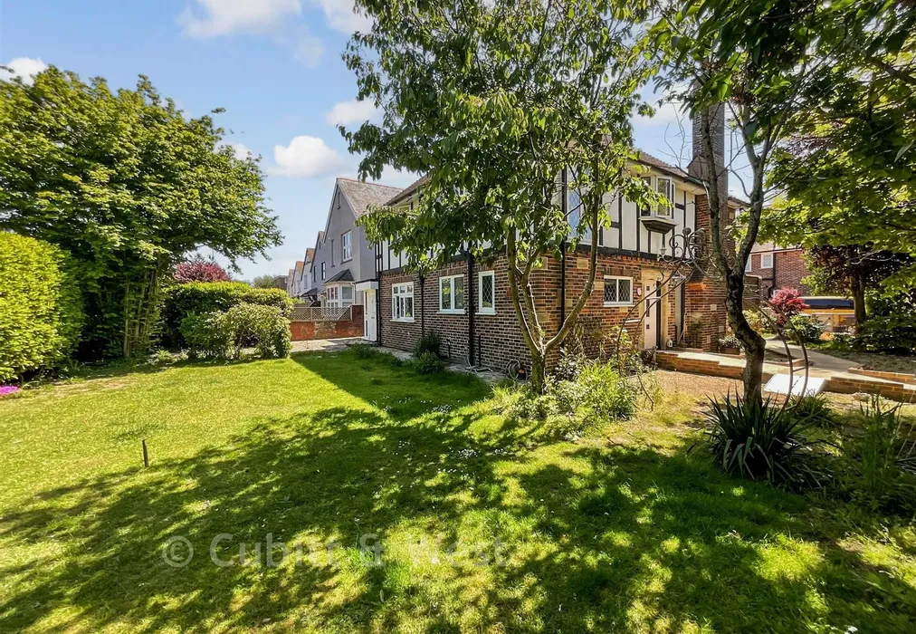 Garden 3* - Wallace Avenue, Worthing, West Sussex - Wards of Kent