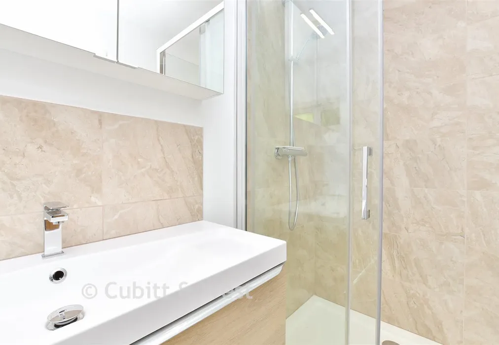 En-Suite Shower Room - Highland Road, Purley, Surrey - Wards of Kent