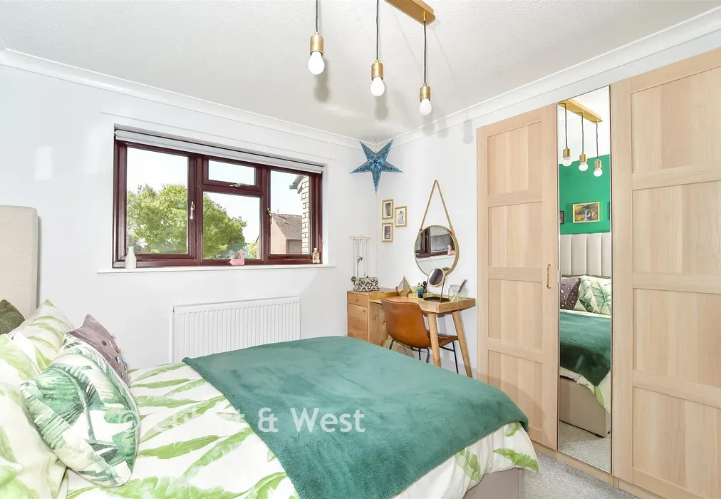 Bedroom 1 - Martlet Close, Chichester, West Sussex - Wards of Kent