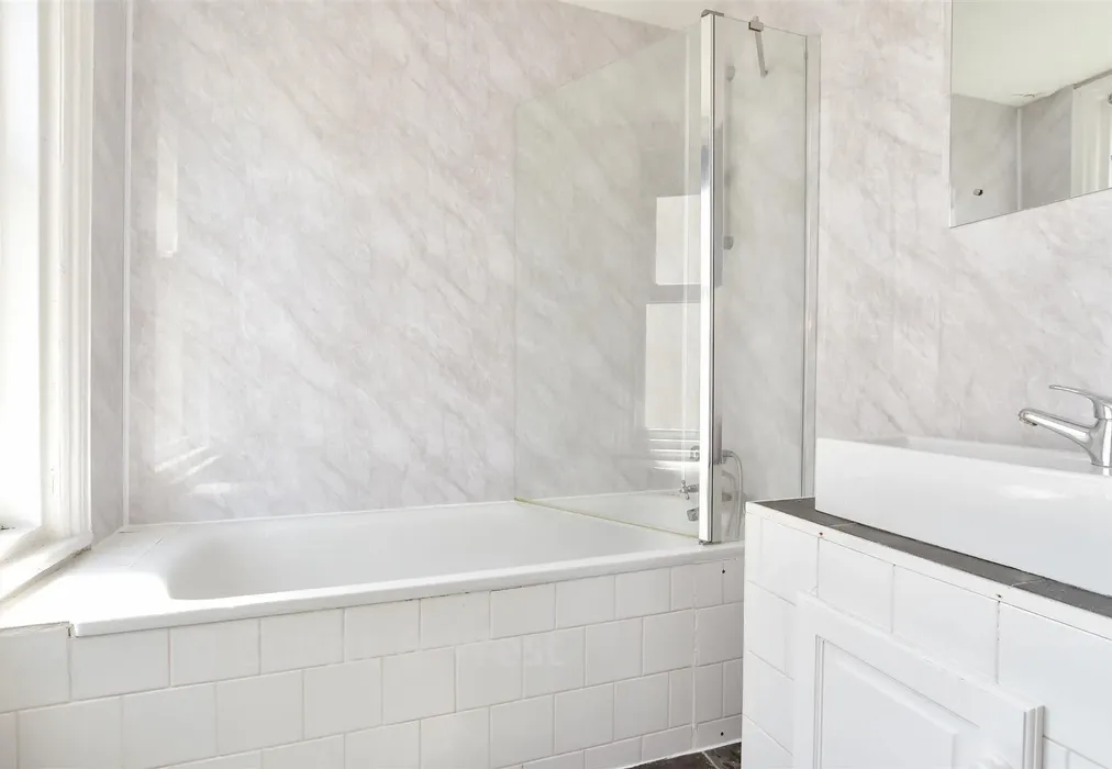 Bathroom - Ditchling Rise, Brighton, East Sussex - Wards of Kent