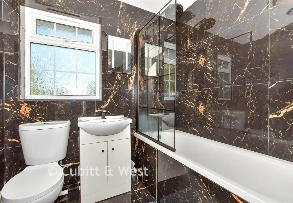 Bathroom - Horsefield Road, Selsey, West Sussex - Wards of Kent