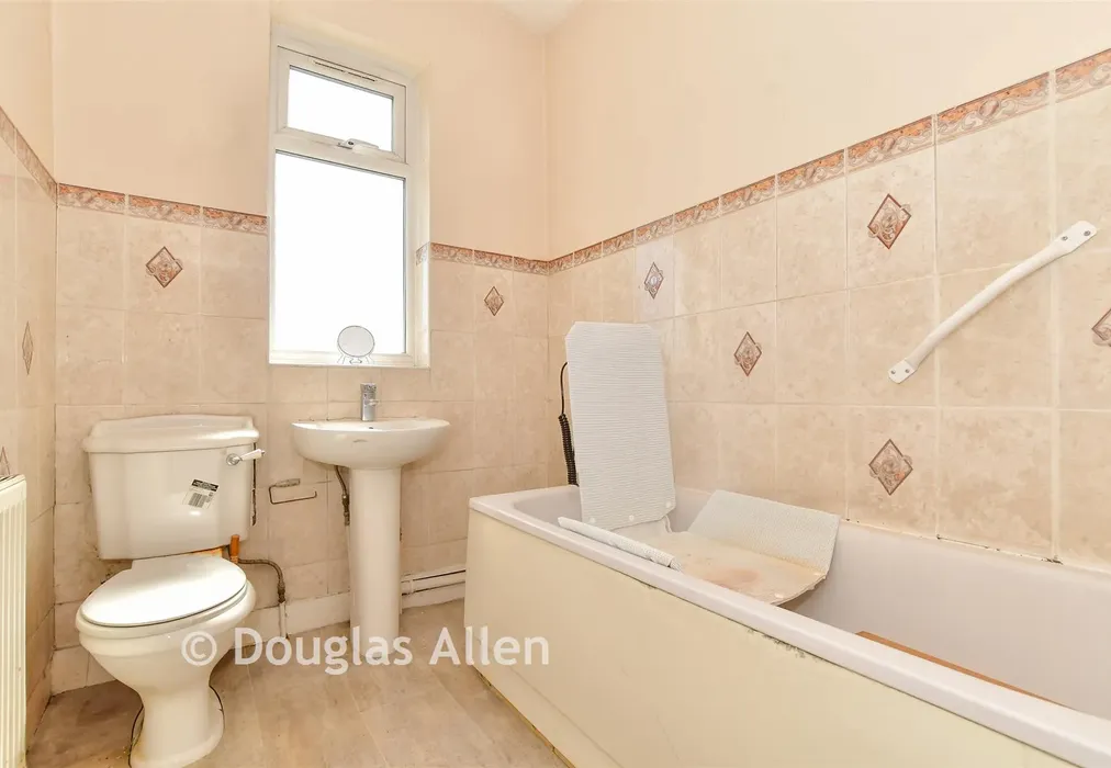 Bathroom - Leigh Road, London - Wards of Kent