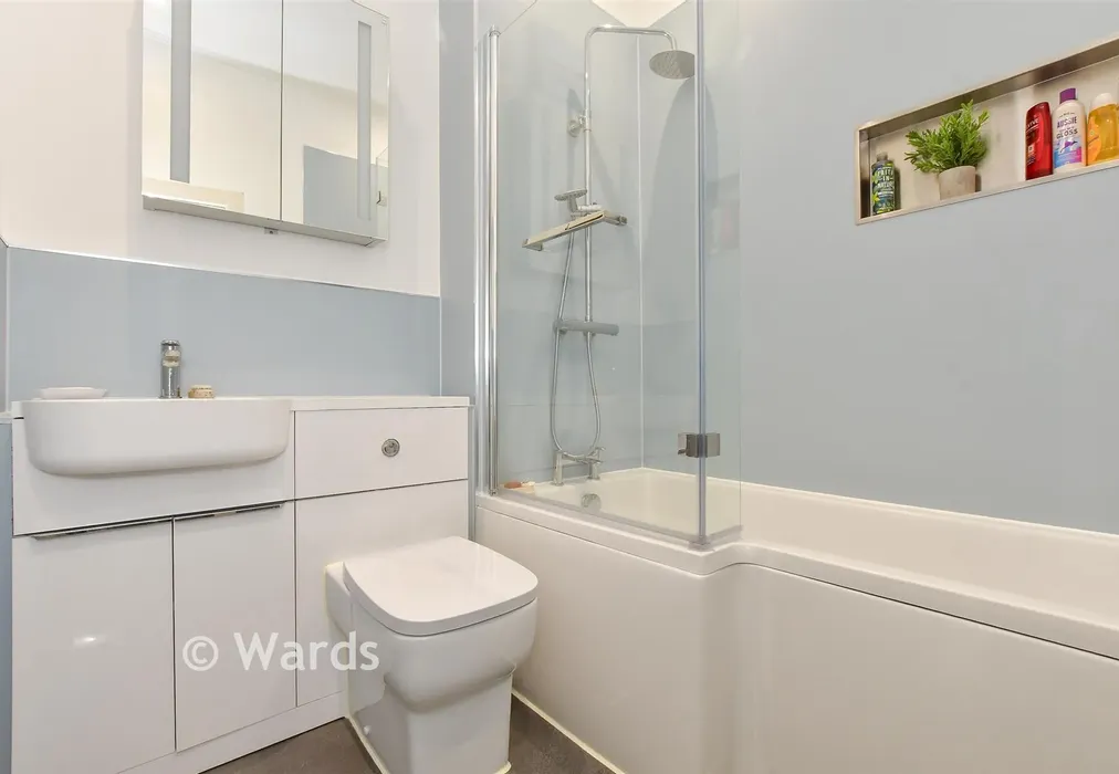 Bathroom - Waldershare, Waldershare, Kent - Wards of Kent