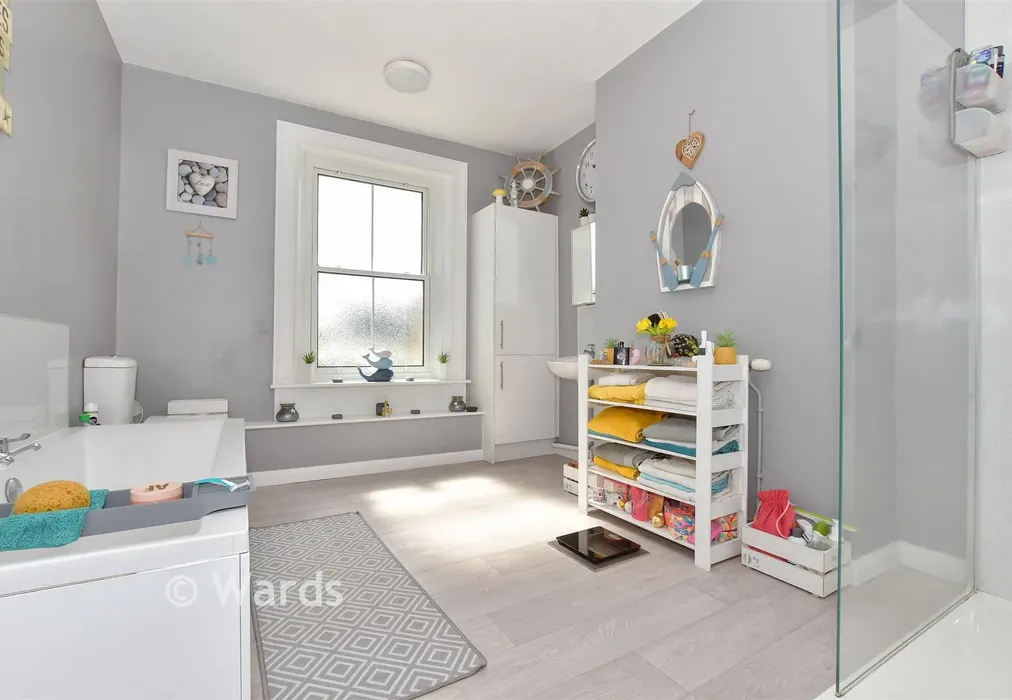 Bathroom - Park Street, Dover, Kent - Wards of Kent