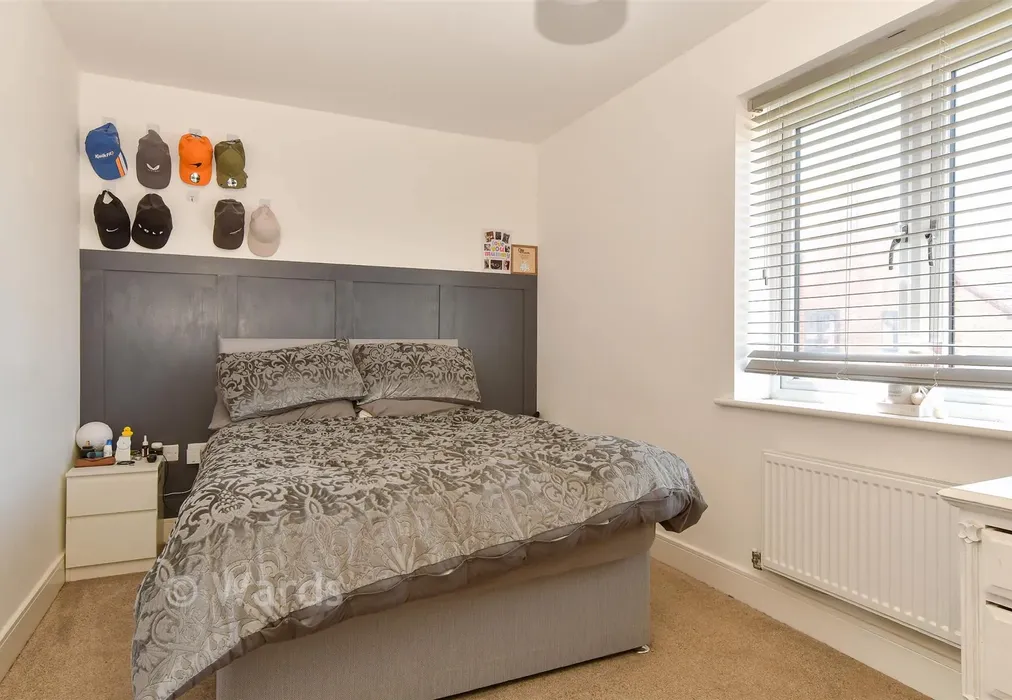 Bedroom 1 - Serpentine Road, Faversham, Kent - Wards of Kent