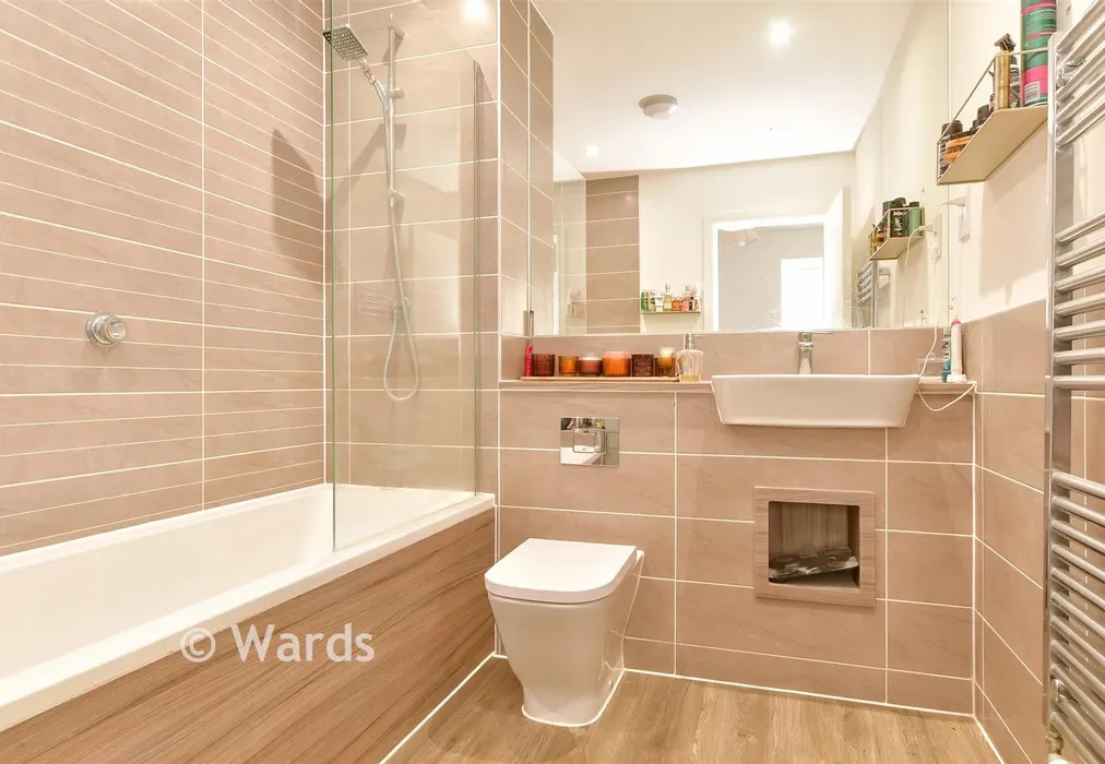 Bathroom - Serpentine Road, Faversham, Kent - Wards of Kent