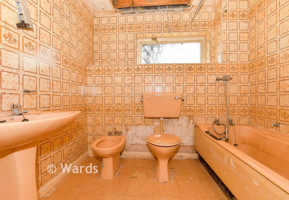 Bathroom - Maidstone Road, Paddock Wood, Kent - Wards of Kent