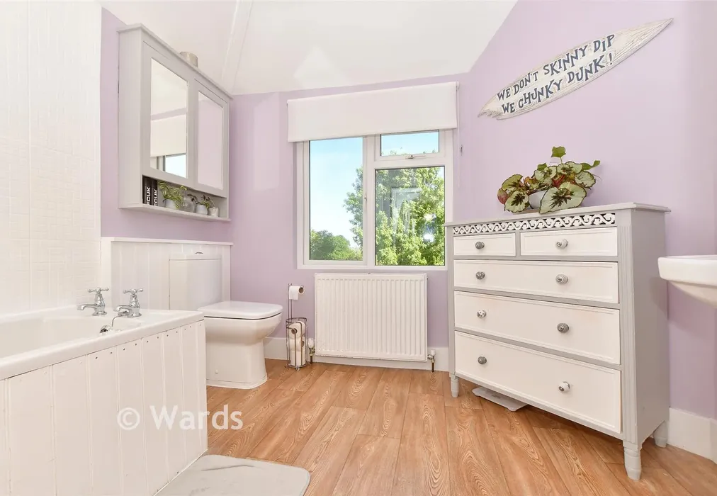Bathroom - Faversham Road, Boughton Lees, Kent - Wards of Kent
