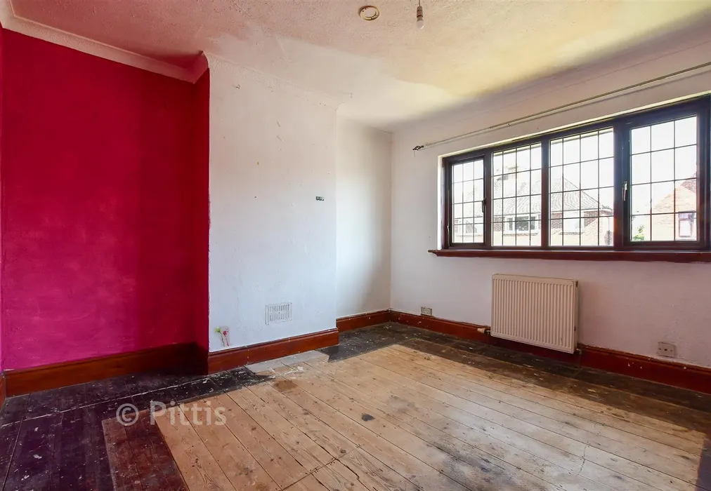 Bedroom 1 - Alderbury Road, Newport, Isle of Wight - Wards of Kent