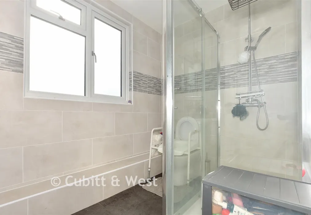 En-Suite Shower Room - Keymer Road, Burgess Hill, West Sussex - Wards of Kent