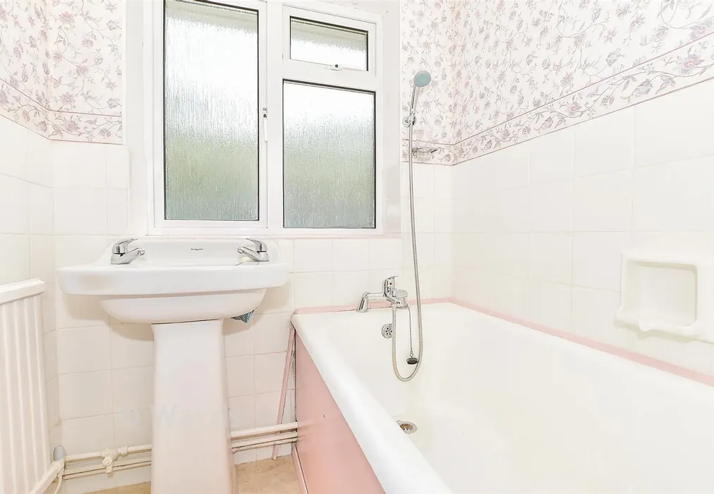 Bathroom - Fernholt, Tonbridge, Kent - Wards of Kent