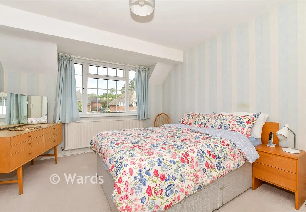 Bedroom 1 - Fernholt, Tonbridge, Kent - Wards of Kent