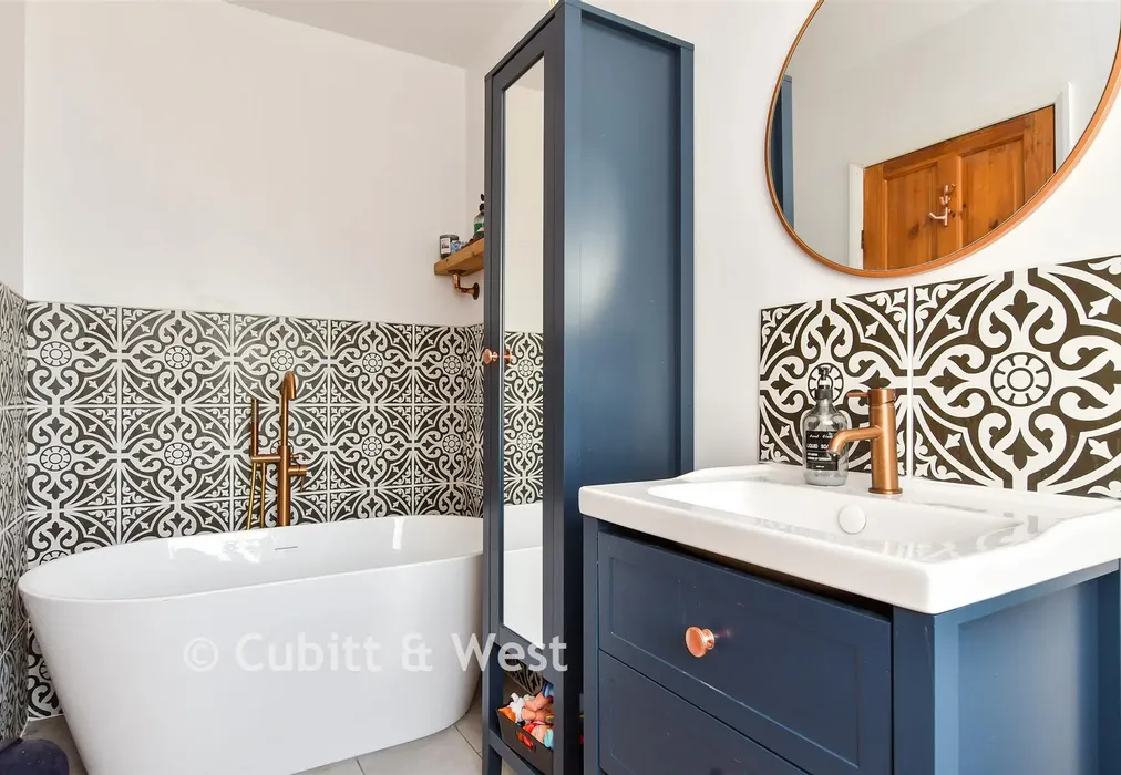 Bathroom - Portfield Avenue, Brighton, East Sussex - Wards of Kent