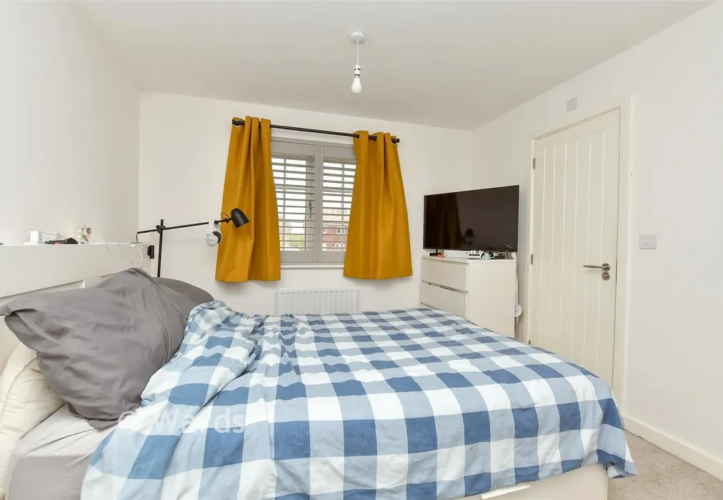 Bedroom 1 - Goldfinch Drive, Faversham, Kent - Wards of Kent