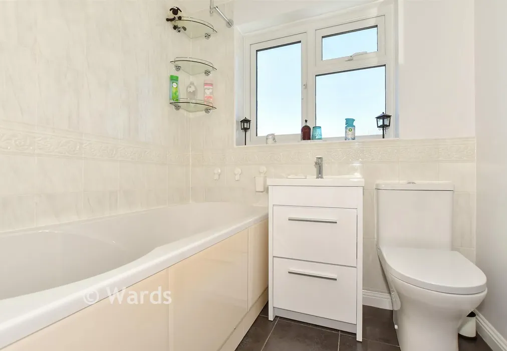 Bathroom - Geddes Close, Hawkinge, Kent - Wards of Kent