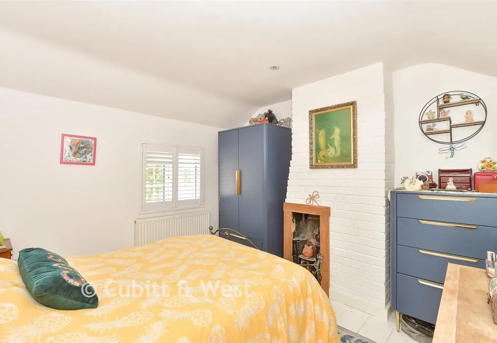 Bedroom 1 - North Row, Uckfield, East Sussex - Wards of Kent