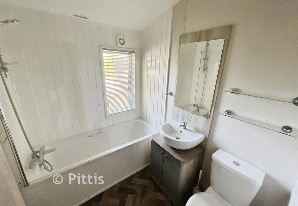 Bathroom* - Carters Road, Ryde, Isle of Wight - Wards of Kent