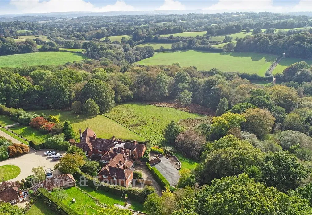 Overhead Drive - Wadhurst Road, Mark Cross, East Sussex - Wards of Kent