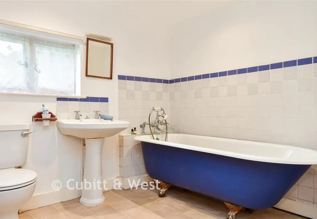 Bathroom - Lansdown Place, Lewes, East Sussex - Wards of Kent