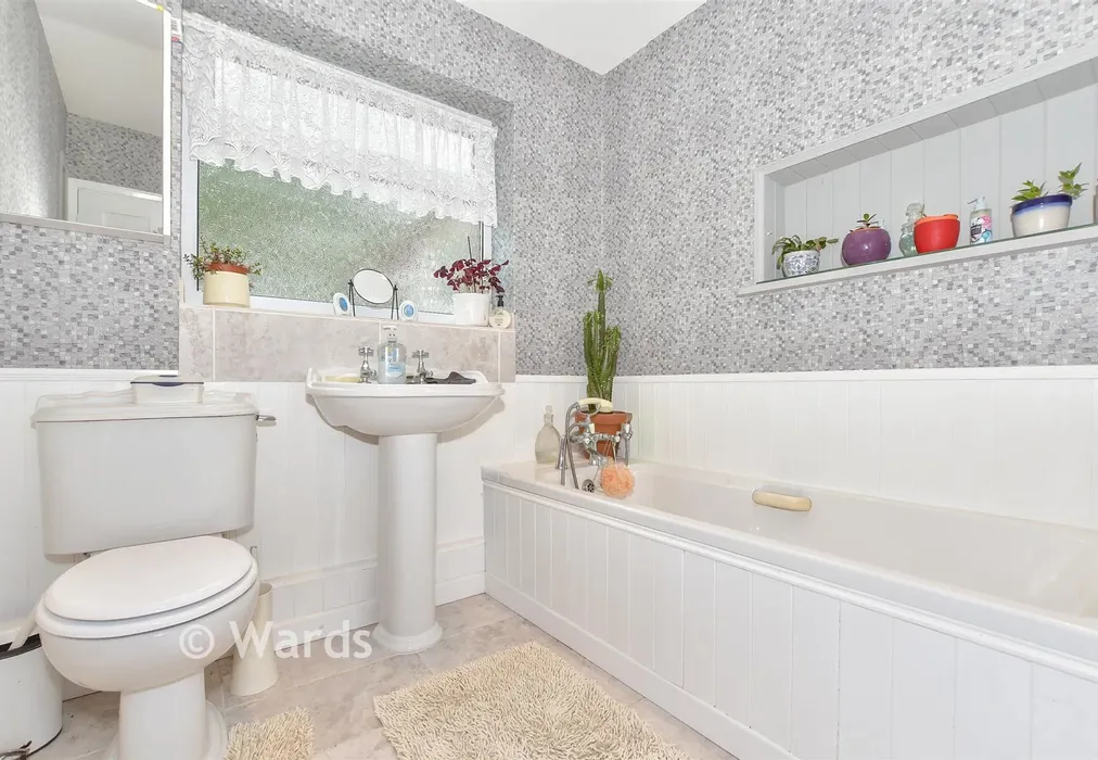 Bathroom - Tenterden Road, Appledore, Kent - Wards of Kent