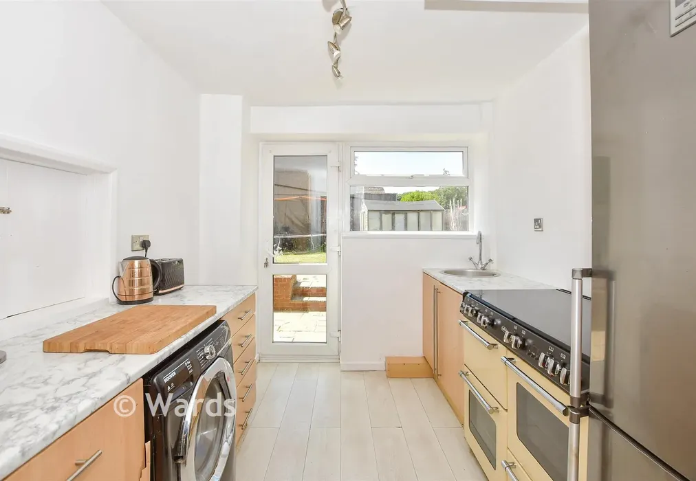 Kitchen - Cobdown Close, Ditton, Kent - Wards of Kent