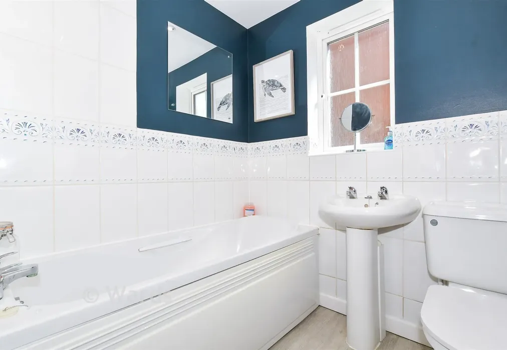 Bathroom - Lockham Farm Avenue, Boughton Monchelsea, Kent - Wards of Kent