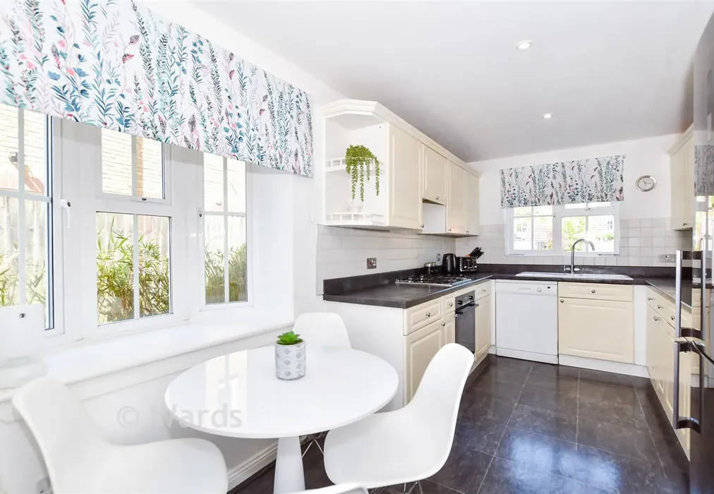 Kitchen/Breakfast Room - Lockham Farm Avenue, Boughton Monchelsea, Kent - Wards of Kent