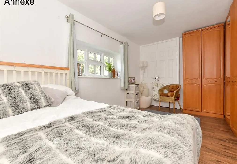 Annexe Bedroom - Sweechgate, Broad Oak, Kent - Wards of Kent