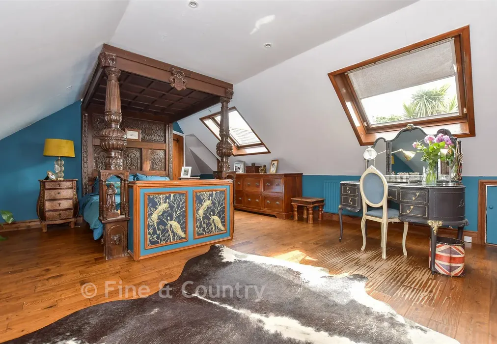 Main Bedroom - Sweechgate, Broad Oak, Kent - Wards of Kent