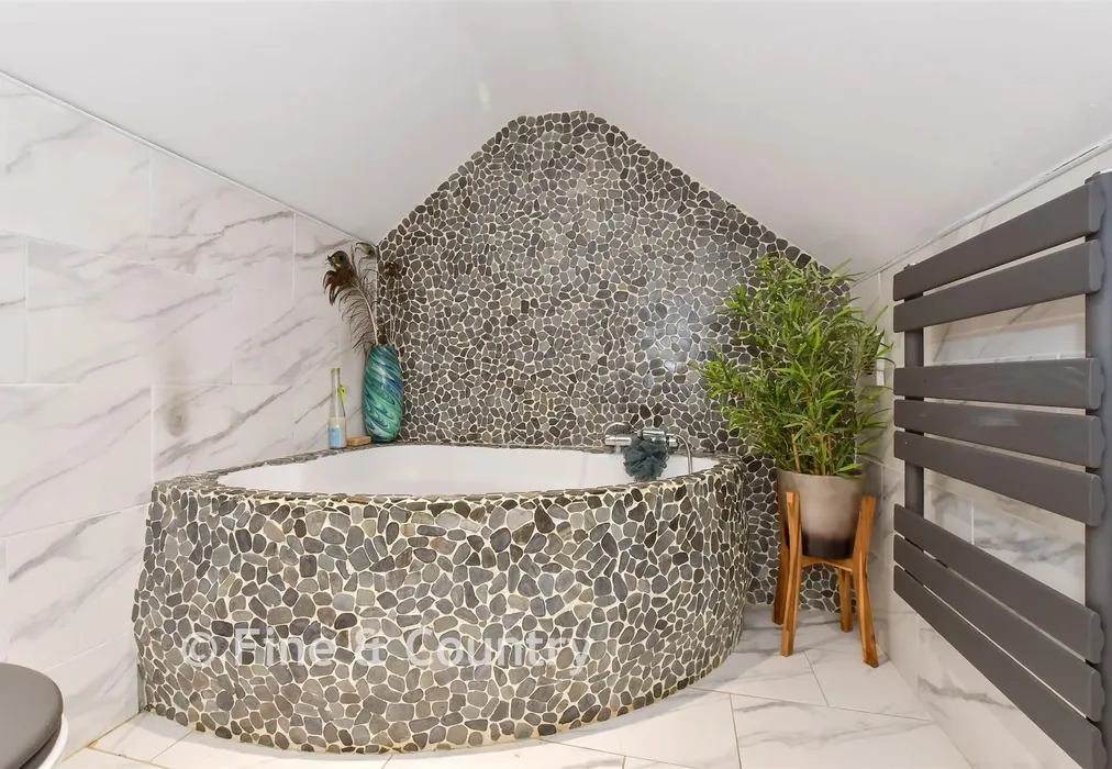 En-Suite Bathroom - Sweechgate, Broad Oak, Kent - Wards of Kent