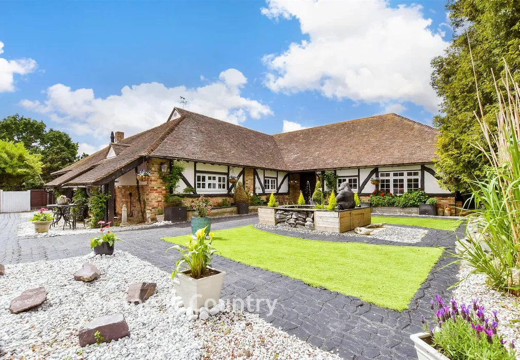 Front Garden - Sweechgate, Broad Oak, Kent - Wards of Kent